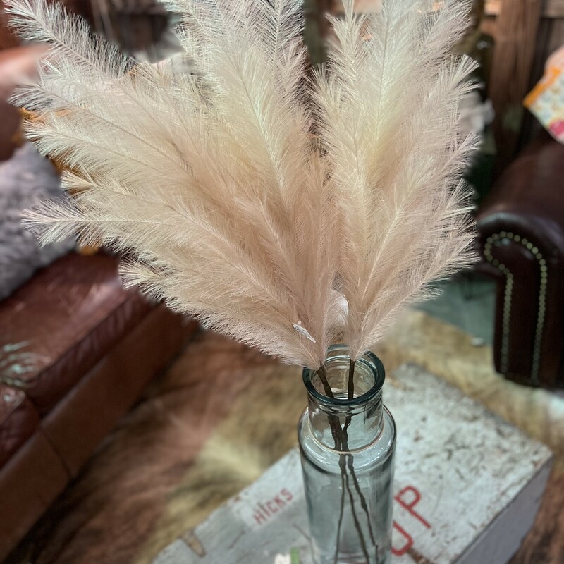 These gorgeous natural colored pampas stems are perfect for weddings, parties, or even photography! The neutral tone is such a versatile pampas color that makes these florals a beautiful touch to any decor! Each stem measures 45.25 inches long.