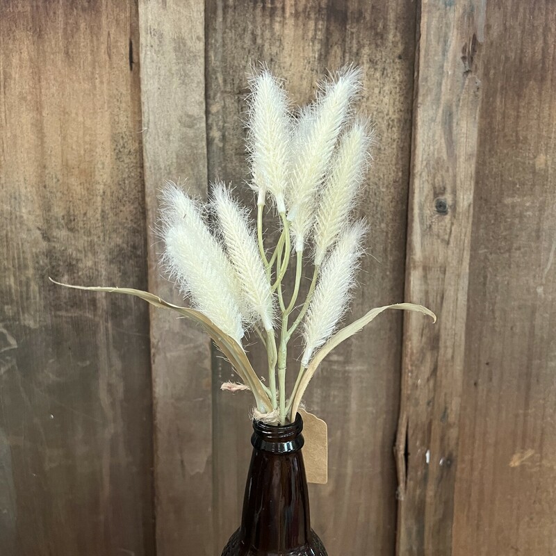 These wheat picks are a beautiful neutral, perfect for any style home! Filling empty jars and vases with these stems adds a thoughtful touch to any home decor!

They measure 15 inches in length.