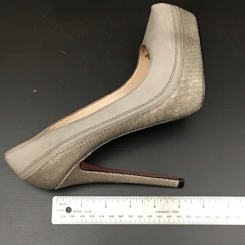 119-023 Boutique 9, Grey, Size: Size 6<br />
1 inch platform, 5\" heel. Interior leather lining is old and flaking. Shoes sold as is.<br />
1 lb 4.7 oz