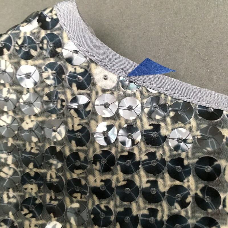 Tory Burch Bristol Sequin, Pattern, Size: 4
Tory Burch Bristol Argyle/Diamond pattern grey black and white Shell Multi Sequin Sleeveless Blouse, 100% polyester lining, full left side zip. Please see all photots there are several sequins missing and noted with blue tape.

5.6 oz