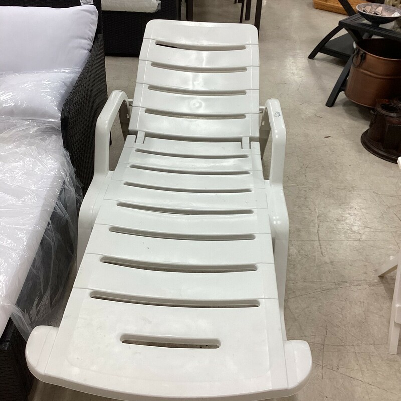 Patio Lounger, White, Adjustable<br />
70 In x 27 In