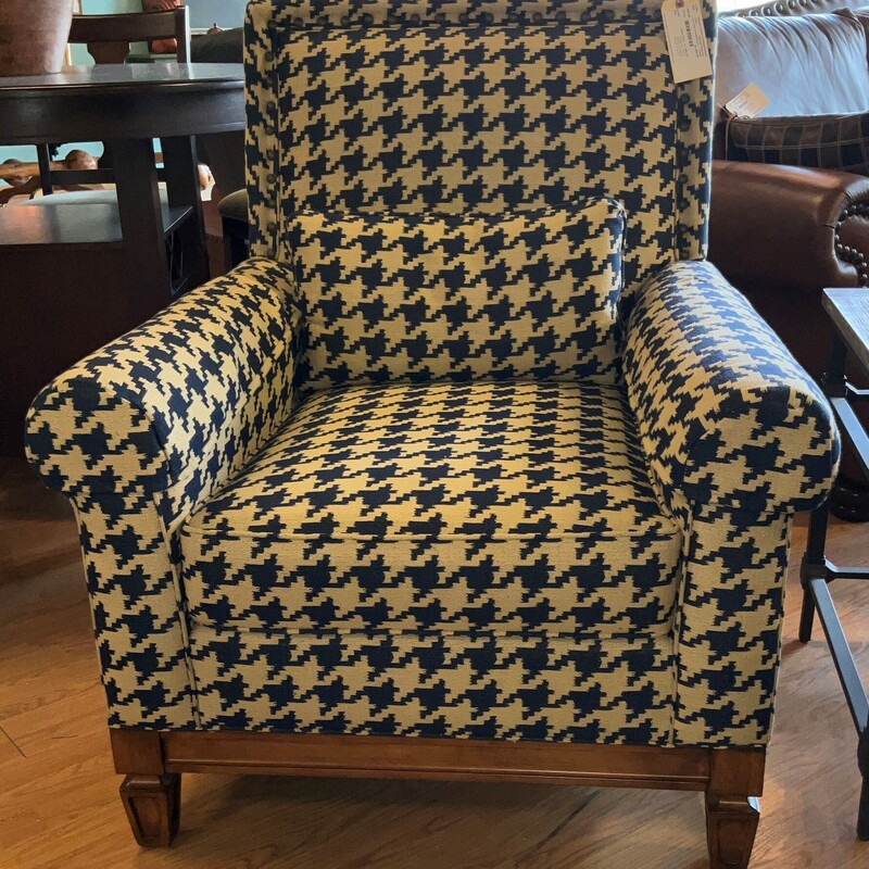 Houndstooth Arm Chair
Blue/Cream, Vanguard
41in(H) 31in(Depth) 35in(W)