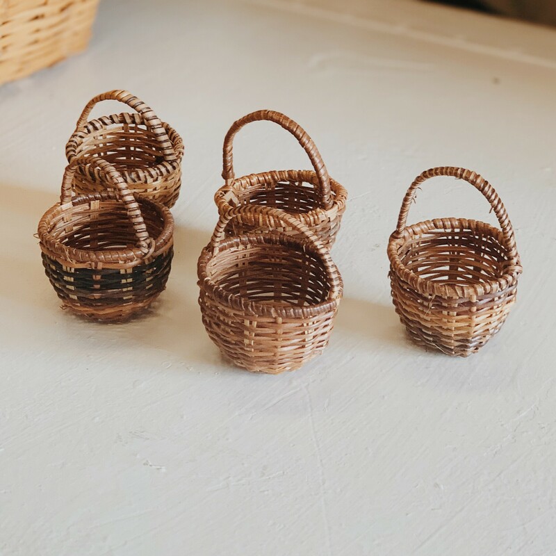 These adorable mini baskets are just the cutest! These are perfect for filling doughbowls and apothecary jars for table and shelf decor!
These baskets measure roughly 2.25 inches tall by 1.75 inches wide.