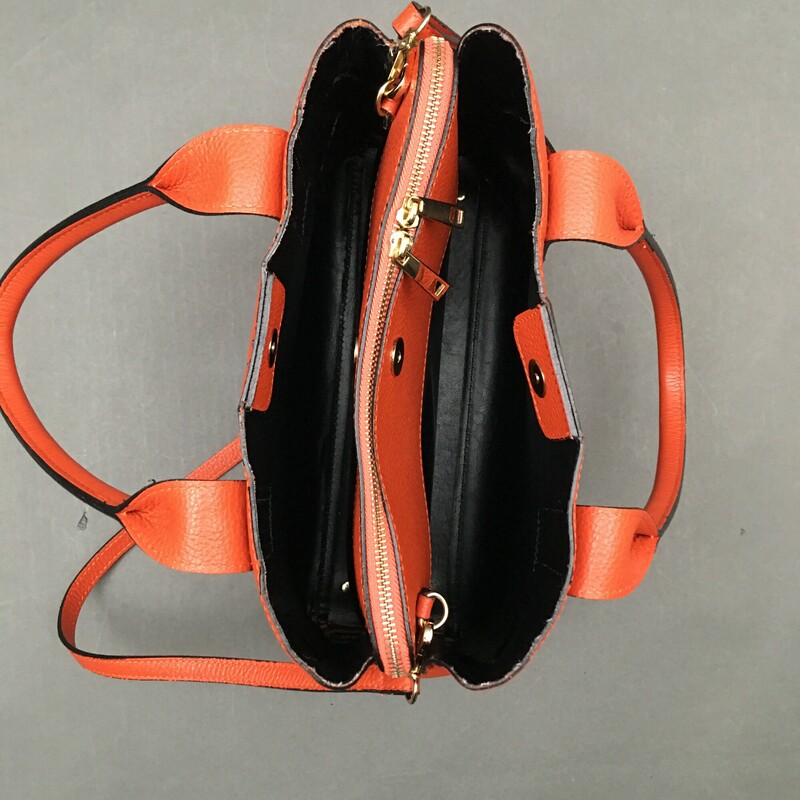 Lunana Ferracuti, Orange, Size: M handles and detachable shoulder strap, metal feet on bottom, 2 snaps compartments, 1 center zip compartment, great bag -nice condition - please see all photos, some leather cracking interior and spot where stitching needs repair
2 lbs 1.6 oz