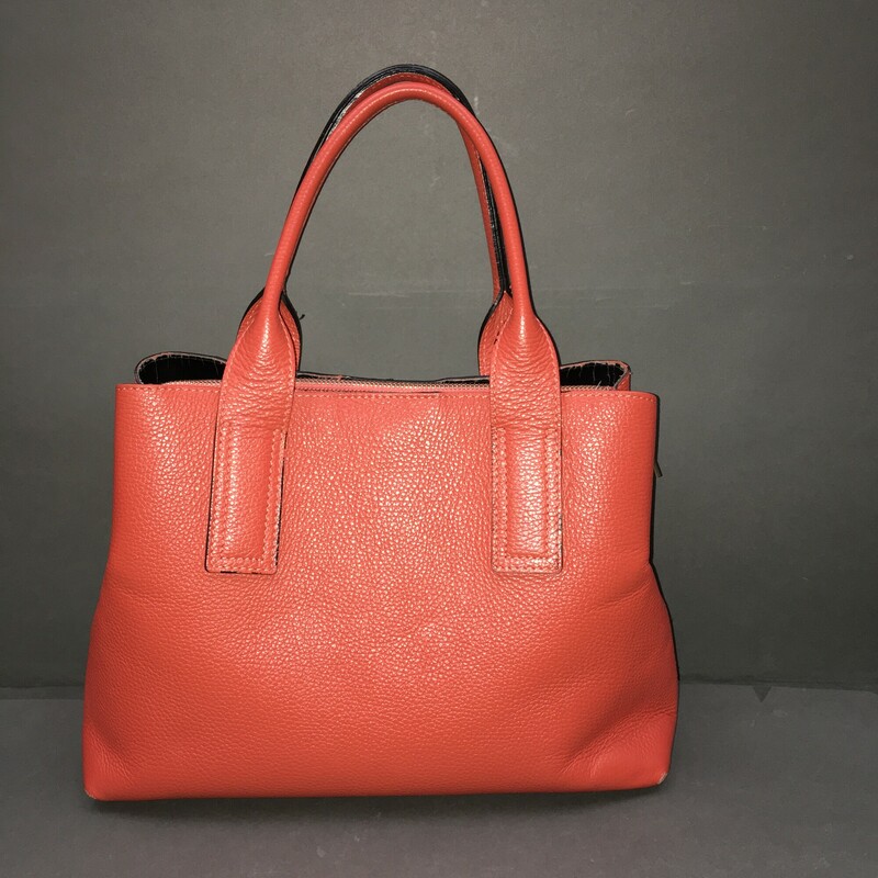 Lunana Ferracuti, Orange, Size: M handles and detachable shoulder strap, metal feet on bottom, 2 snaps compartments, 1 center zip compartment, great bag -nice condition - please see all photos, some leather cracking interior and spot where stitching needs repair
2 lbs 1.6 oz