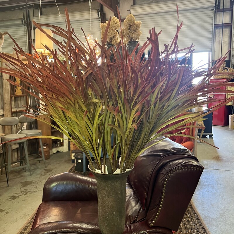This pretty Rust and Green Spray is a nice filler with any fall floral arrangement or in a group by themselves in a large vase for a bold fall statement.  The spray is made of durable paper and is 35.50 inches tall