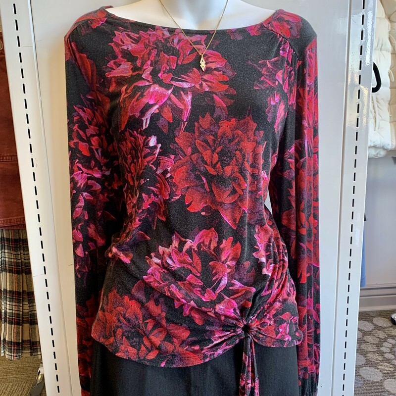 Cupio Floral top,
Colour: Large Pink and Red Flowers on black background,
Size: Large,
Thin jersey,