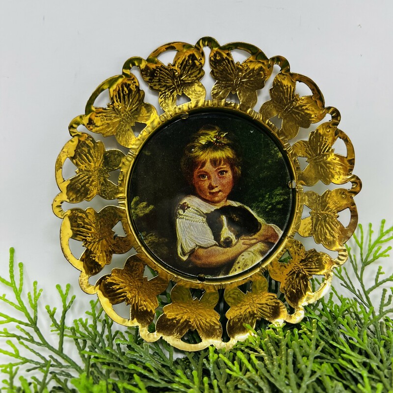Vintage little girl with butterfly frame.

A true vintage!

Small print of a little girl holding a dog with a gold butterfly frame.

There is some wear and discoloration on the frame and picture.

6in diameter