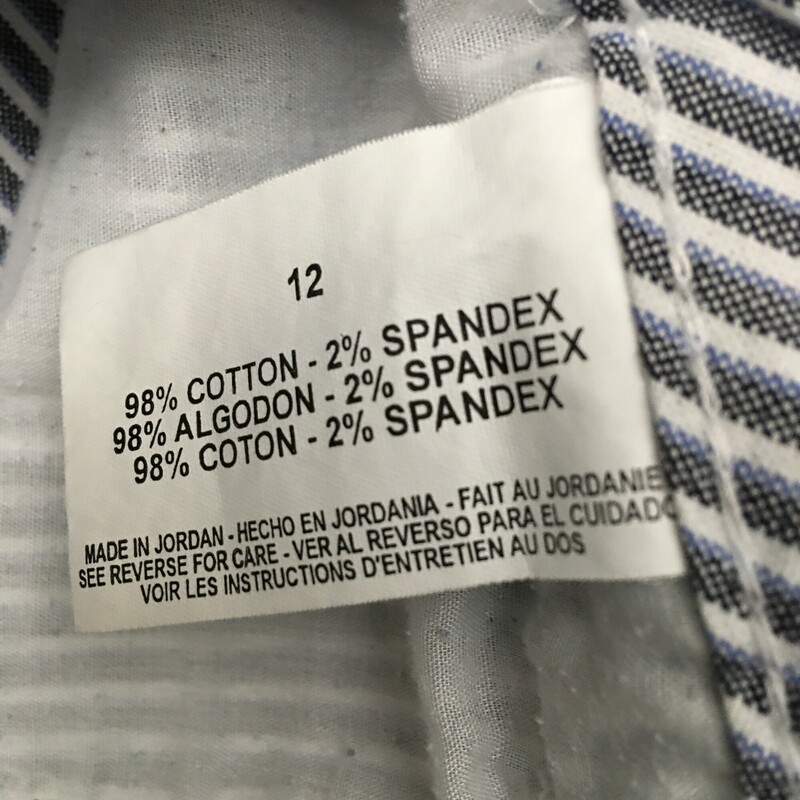 Gloria Vanderbilt cotton Stripe, Size: 12 Grey, Navy and white stripes, knee length shorts, front flat slant ockets, 2 back flap snap back pockets, zip and button fron closure, 98% cotton 2% spandex,
8.5 oz