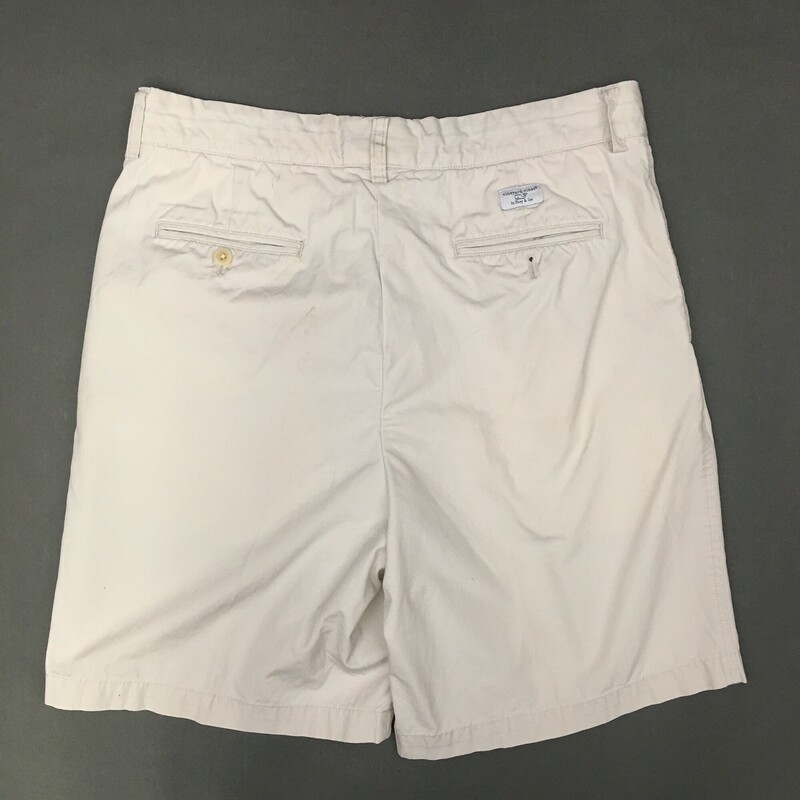 Vineyard Vines Mens Shorts, Beige, Size: 34
100 % cotton made in Macau, front slash pockets, back flat button pockets, front zip and button closure, knee length pleated shorts.
13.7 oz