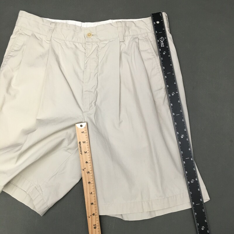 Vineyard Vines Mens Shorts, Beige, Size: 34<br />
100 % cotton made in Macau, front slash pockets, back flat button pockets, front zip and button closure, knee length pleated shorts.<br />
13.7 oz