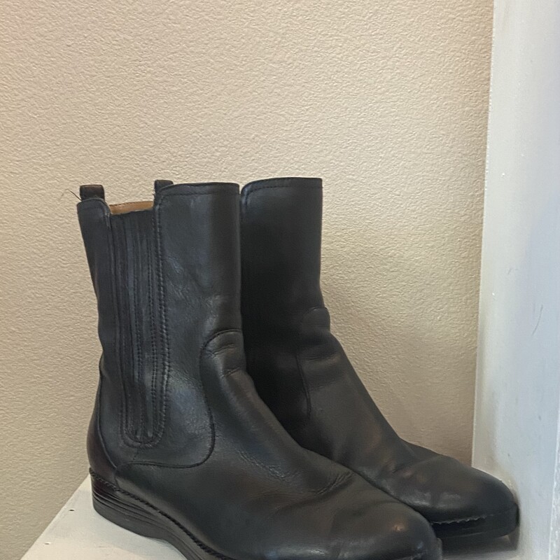 EUC Blk Lther Ankle Boot