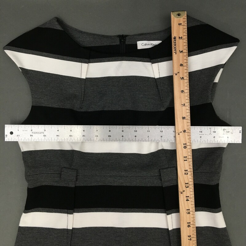 Calvin Klein, Stripe, Size: 8 Casual sleeveless knit
Materials: 70% Polyester, 26% Rayon, 4% Spandex
dress does not have belt. very nice condition.
13.7 oz