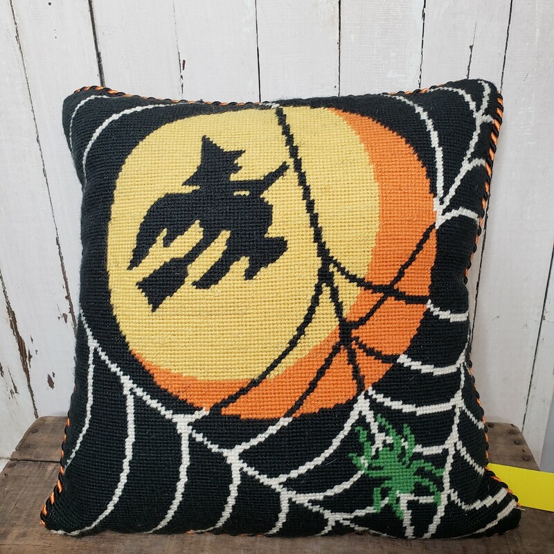Halloween Pillow. Size: 14x14in