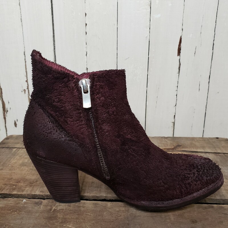 Booties Officine Creative, Burgundy, Size: 7

gorgeous textured leather heeled booties orig.
 $600-$700

normal wear