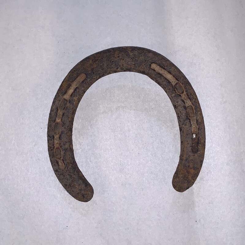 This listing is for one iron horseshoe.

Measurements (sizes vary slightly from shoe to shoe):
Roughly 5 Inches x 5 Inches