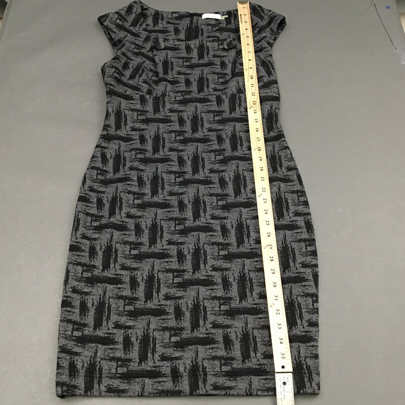 Calvin Klein Poly Knit, Pattern, Size: 8
Calvin Klein polyester blend knit Empire dress black brush strokes on dark grey, cap sleeves, 2 buttons detail on front, square neckline, zip back,
15.3 oz