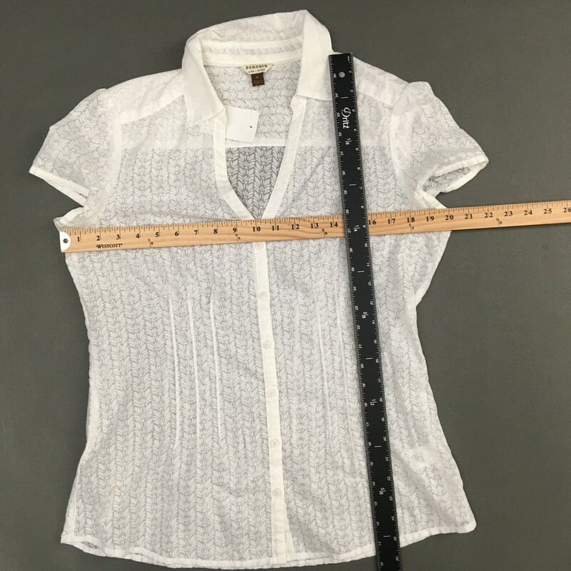 Somoma Life &Style, White, Size: M<br />
Printed poly cotton blend, short sleeves, button down collared shirt.<br />
3.0 oz