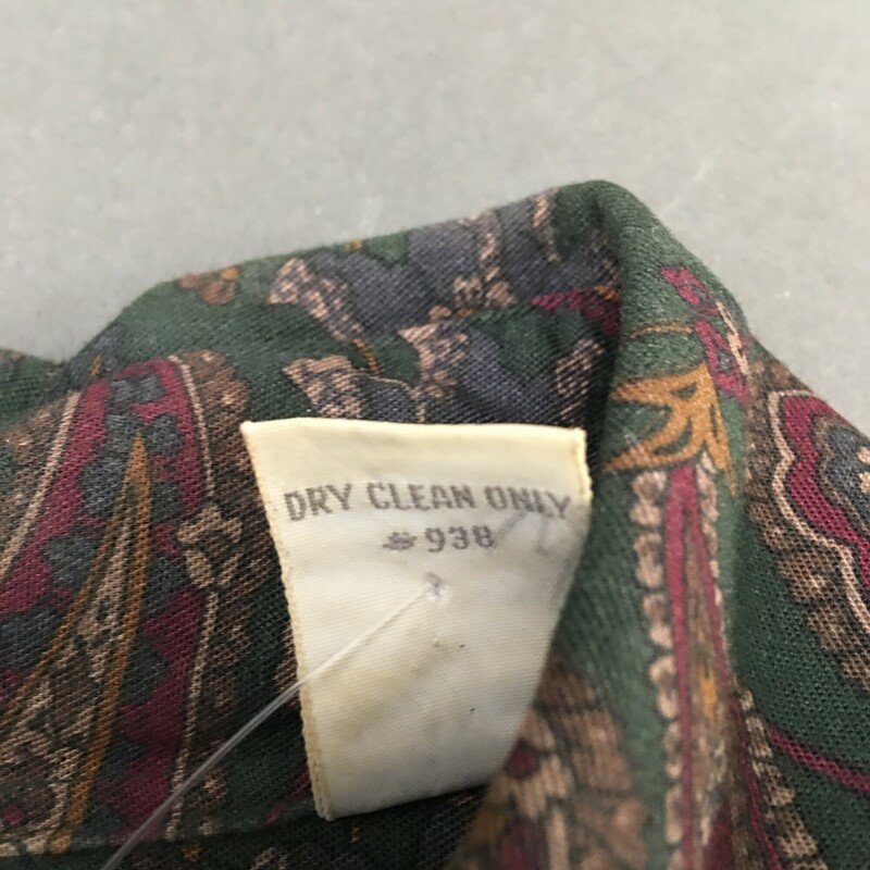 Lands End Button Down, Paisley, Size: 10
Forrest green with maroon and gold paisley design, small metal button down front, collar, long sleeves, 2 front flap breast pockets,  93% rayon, 7% wool. Dry Clean only
10.1 oz
