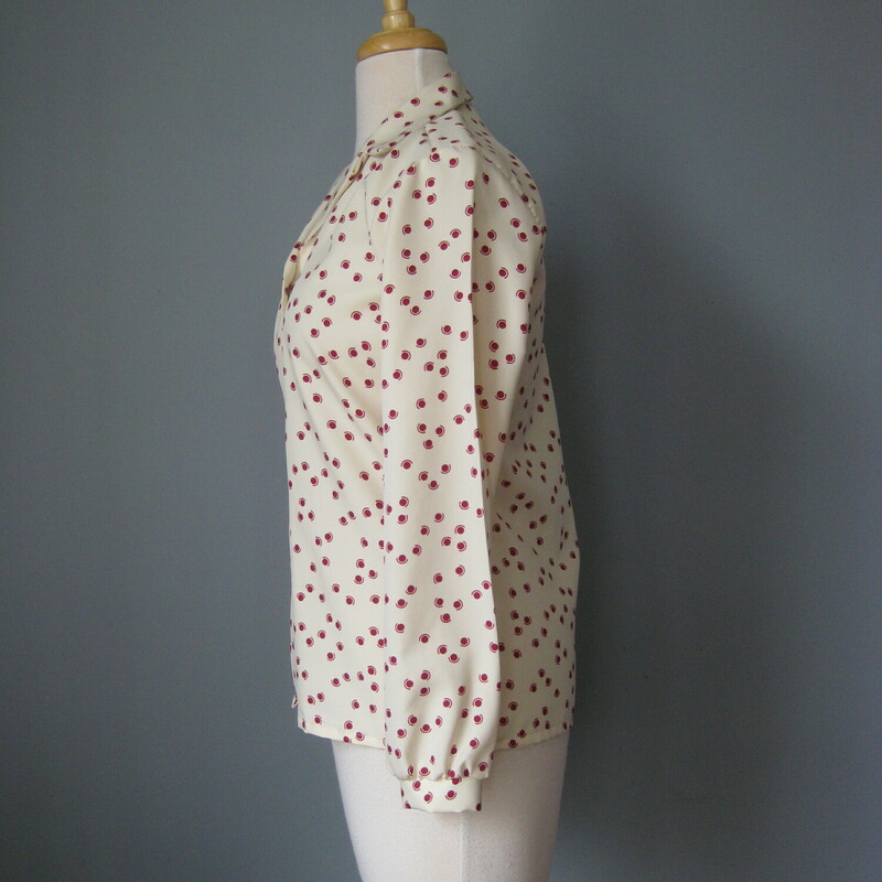Vtg Lady Holiday Polka Do, Cream, Size: Small<br />
<br />
Cute little blouse from the 1970s, off white background with little rusty red abstract circle-y print.<br />
Button front<br />
Polyester twill fabric.<br />
by Lady Holiday<br />
Best for a modern Small or Extra Small<br />
flat measurements:<br />
Shoulder to shoulder: 14.5<br />
armpit to armpit: 19<br />
width at hem: 18.25<br />
length: 24.5<br />
underarm sleeve seam: 18.5<br />
<br />
Thanks for looking!<br />
#44166