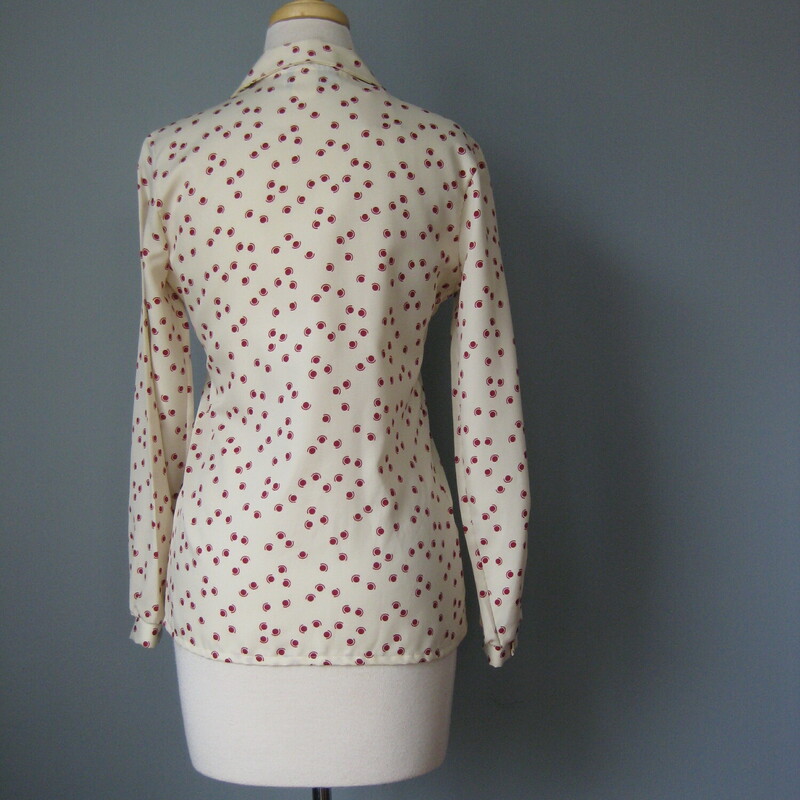 Vtg Lady Holiday Polka Do, Cream, Size: Small<br />
<br />
Cute little blouse from the 1970s, off white background with little rusty red abstract circle-y print.<br />
Button front<br />
Polyester twill fabric.<br />
by Lady Holiday<br />
Best for a modern Small or Extra Small<br />
flat measurements:<br />
Shoulder to shoulder: 14.5<br />
armpit to armpit: 19<br />
width at hem: 18.25<br />
length: 24.5<br />
underarm sleeve seam: 18.5<br />
<br />
Thanks for looking!<br />
#44166