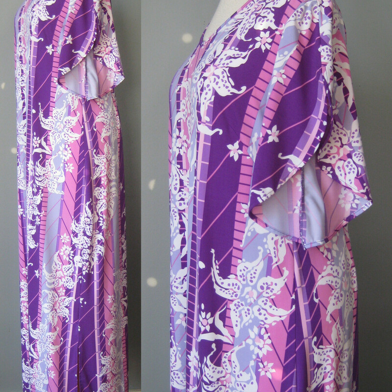 Bob Macki Print Caftan, Purple, Size: Small<br />
<br />
Glamorous caftan in a beautiful purple pucci style floral print<br />
Made of poly knit, quite stretchy<br />
Pulls on, no closures<br />
Shallow v neck and fluttery short sleeves<br />
<br />
By Bob Mackie Wearable Art<br />
<br />
Marked size medium<br />
Flat measurements:<br />
armpit to armpit: 19<br />
waist: 23 (free)<br />
hip: 26<br />
length: 55<br />
<br />
thanks for looking!<br />
#33359