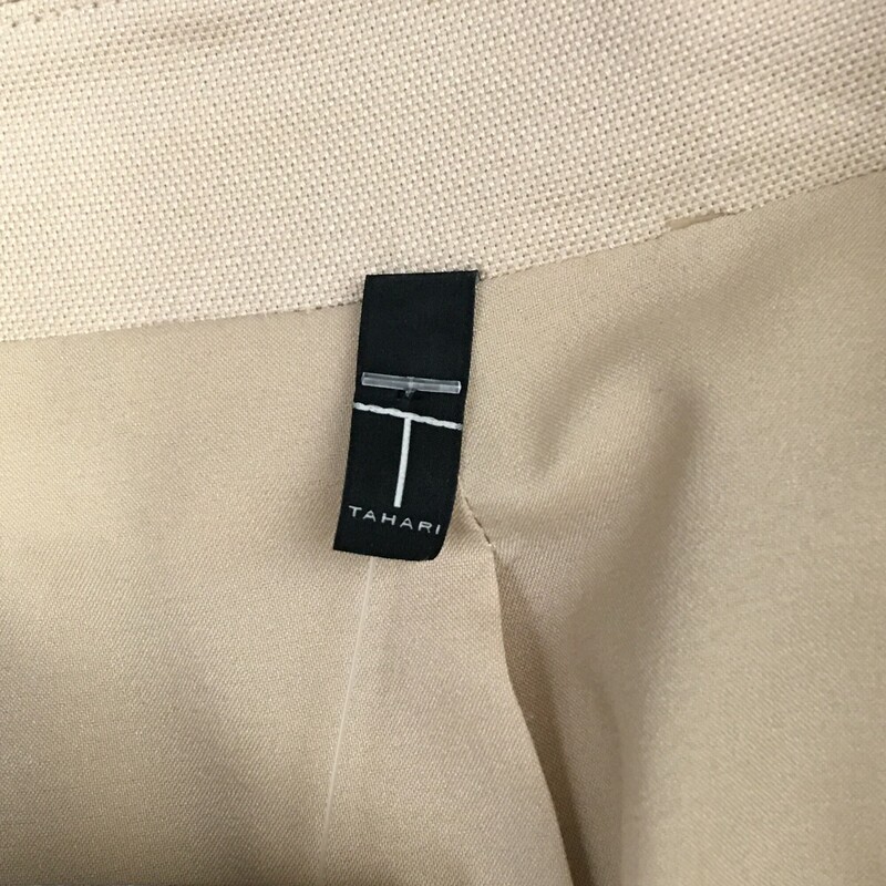 Tahari womens beige cotton canvas Size 8 casual  jacket, single button closure, reverse stitching, nice ribbon detail on pockets and 4 cuff buttons. 98% cotton, 2% elastine, fully lined. Very nice condition<br />
<br />
8.4 oz