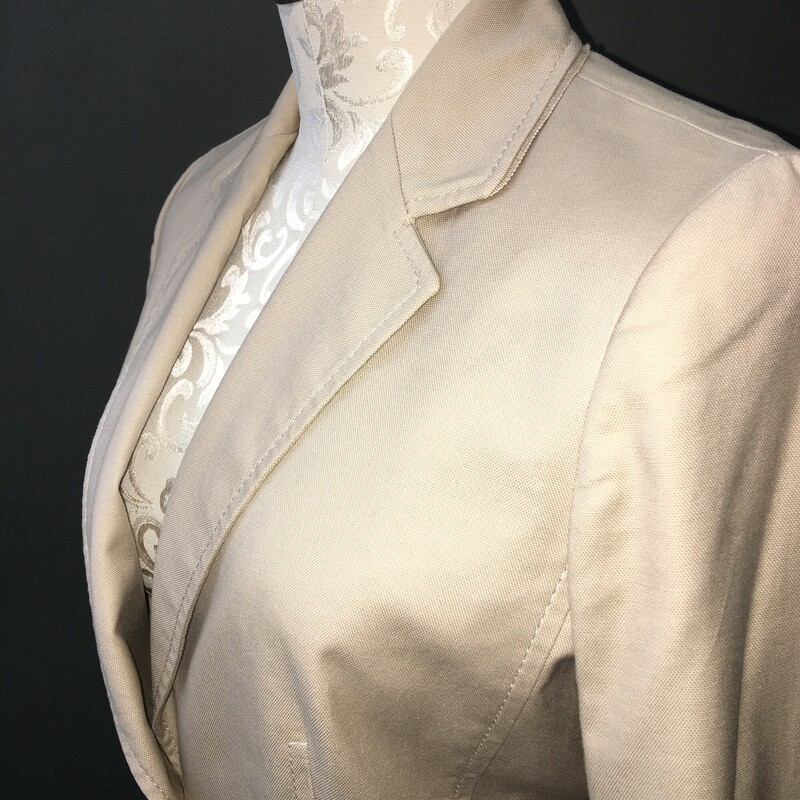 Tahari womens beige cotton canvas Size 8 casual  jacket, single button closure, reverse stitching, nice ribbon detail on pockets and 4 cuff buttons. 98% cotton, 2% elastine, fully lined. Very nice condition

8.4 oz