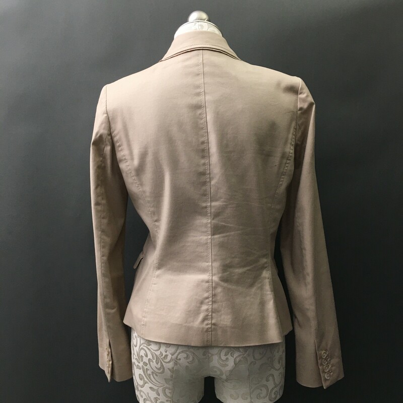 Tahari womens beige cotton canvas Size 8 casual  jacket, single button closure, reverse stitching, nice ribbon detail on pockets and 4 cuff buttons. 98% cotton, 2% elastine, fully lined. Very nice condition

8.4 oz