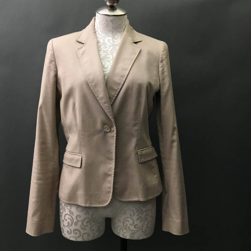 Tahari womens beige cotton canvas Size 8 casual  jacket, single button closure, reverse stitching, nice ribbon detail on pockets and 4 cuff buttons. 98% cotton, 2% elastine, fully lined. Very nice condition

8.4 oz