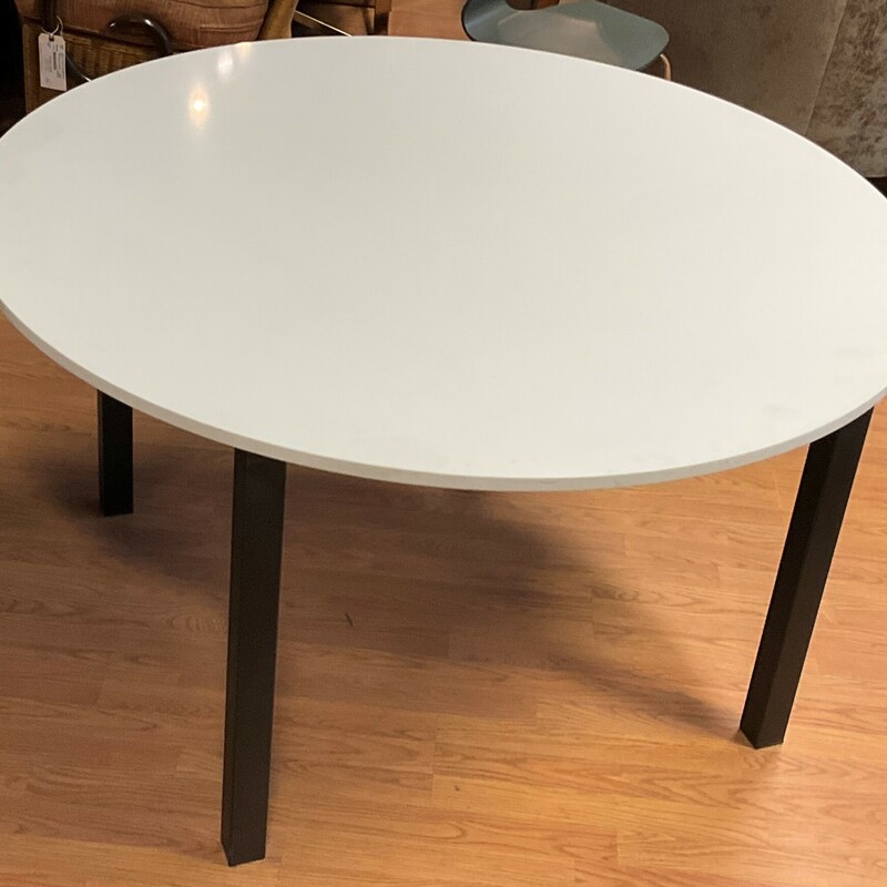 Metal Base Quartz Top Dining Table<br />
White, Round<br />
52 X 52 29.25in(H)