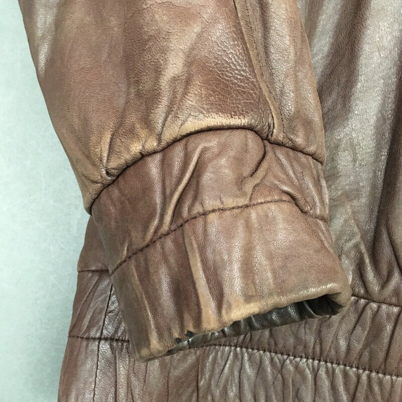 Andrew Marc Leather, Brown, Size: L Womens<br />
Elastic cuffs and waist band, zipper closure, very soft 100% leather shell, interior lining % 100 acrylic, insode button breast pocket, outside slash hand pockets. Please see photos - there is normal wear on cuffs and 2 small marks on back upper shoulder. This coat has oversize shoulder pads.<br />
3 lbs 5.6 oz