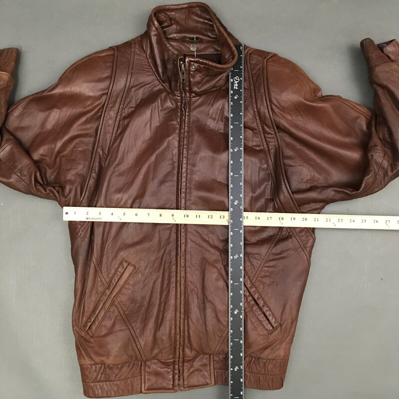 Andrew Marc Leather, Brown, Size: L Womens<br />
Elastic cuffs and waist band, zipper closure, very soft 100% leather shell, interior lining % 100 acrylic, insode button breast pocket, outside slash hand pockets. Please see photos - there is normal wear on cuffs and 2 small marks on back upper shoulder. This coat has oversize shoulder pads.<br />
3 lbs 5.6 oz