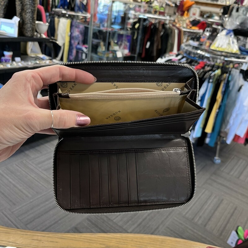 Brown Zip Leather Wallet in Excellent preloved condition!