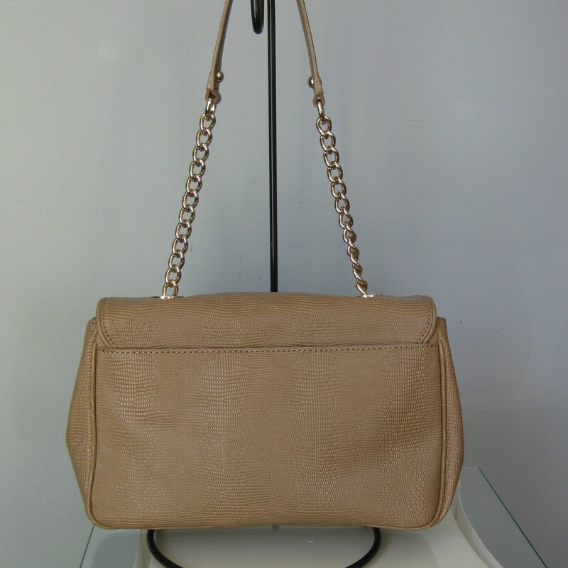 Gorgeous flap bag from kate spade new york
Structured beige leather with gold hardware
Leather and gold chain strap
gold oversize turn lock closure.

inside it as 1 zippered pocket and 2 slip pockets
logo lining
11 x 7 x 3.5
Strap drop: 11

Excellent condition, some light scratches on the turnlock closure

thanks for looking!
#48955