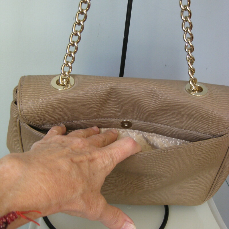 Gorgeous flap bag from kate spade new york<br />
Structured beige leather with gold hardware<br />
Leather and gold chain strap<br />
gold oversize turn lock closure.<br />
<br />
inside it as 1 zippered pocket and 2 slip pockets<br />
logo lining<br />
11 x 7 x 3.5<br />
Strap drop: 11<br />
<br />
Excellent condition, some light scratches on the turnlock closure<br />
<br />
thanks for looking!<br />
#48955