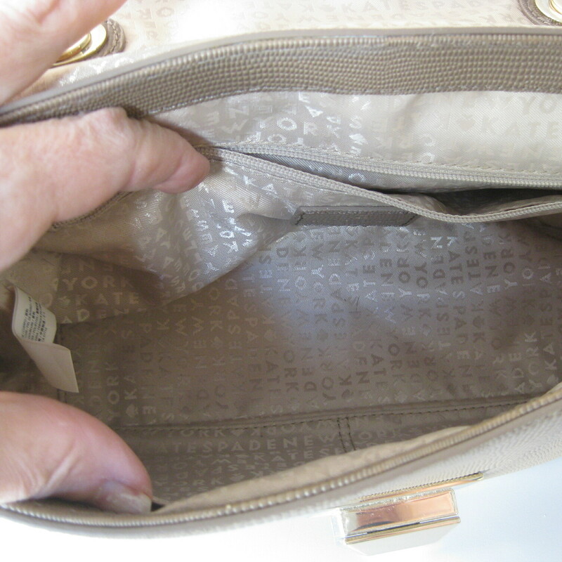 Gorgeous flap bag from kate spade new york<br />
Structured beige leather with gold hardware<br />
Leather and gold chain strap<br />
gold oversize turn lock closure.<br />
<br />
inside it as 1 zippered pocket and 2 slip pockets<br />
logo lining<br />
11 x 7 x 3.5<br />
Strap drop: 11<br />
<br />
Excellent condition, some light scratches on the turnlock closure<br />
<br />
thanks for looking!<br />
#48955