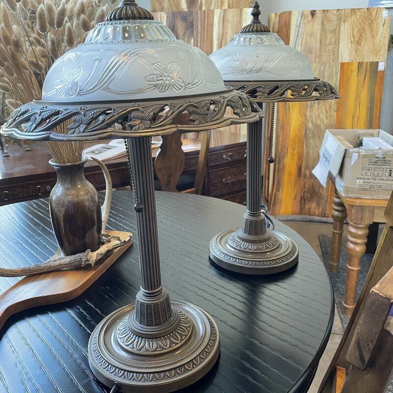 Set Of 2 Vintage Lamps


Size: 20H X 13W