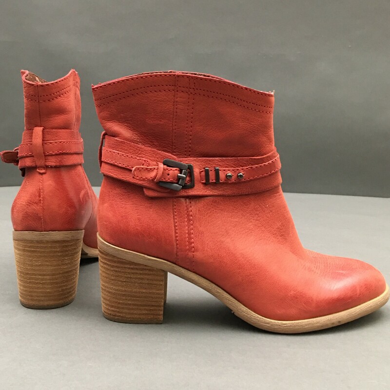 120-142 Boutique 9, Salmon, Size: 8
Clarnella Salmon leather ankle boot, interior lining in peeling- exterior fine condition, no scratches or stains, soles show very little wear. 2.5 inch block heel.
2 lbs 3.5 oz