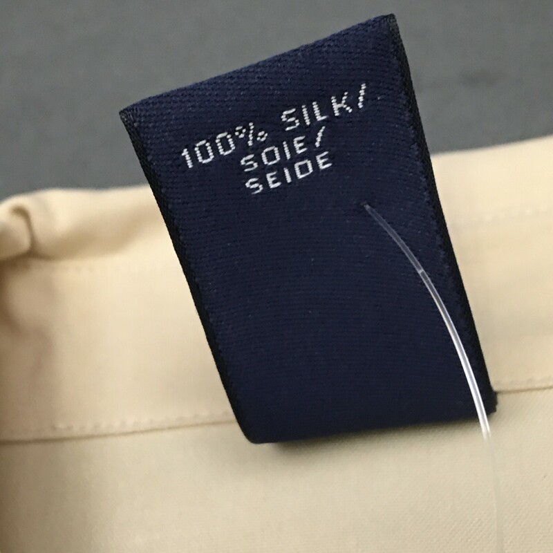 Lands End Femme Women's Silk, Beige, Size: 10<br />
100% silk button up<br />
5.7 oz