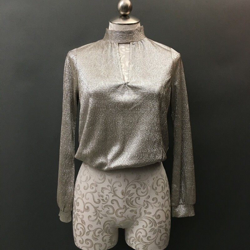 Express Pullover, Silver, Size: XS
textured material, high collar neckline, front opening, 2 button closure at neck, eleastic waist, long sleeves.
4.1 oz