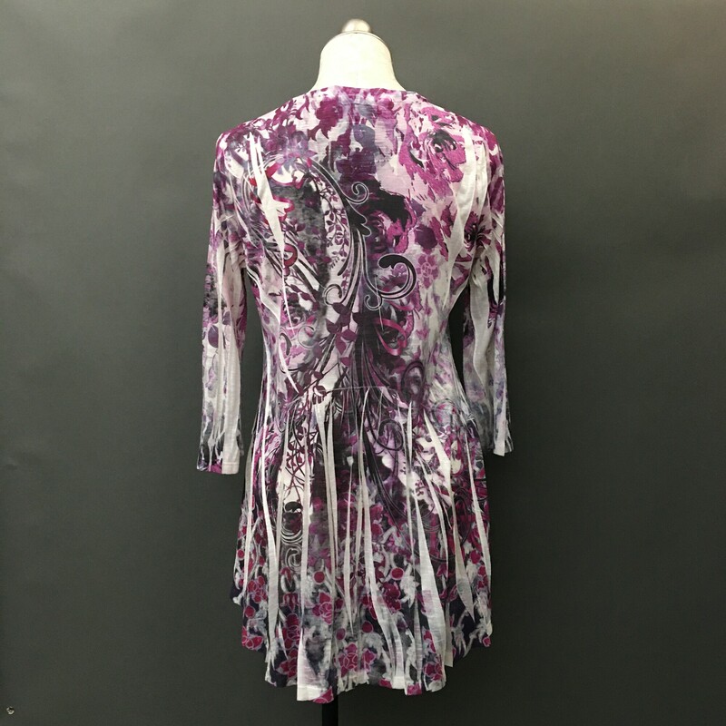 Style & Co Droptail Floral, Pattern, Size: M
Purple and grey floral pattern withmagenta and silver sequin stud pattern on front.  Print design on fabric leaves white areas. Shirt is 100% polyester and longer in back.
6.4 oz
