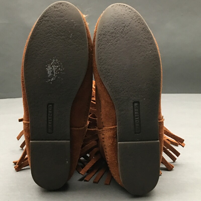 Minnetonka Mocasins, Rust, Size: 8<br />
Super cool very nice nice condition fringe Mocasin boots. Very clean, all stiching intact. Think rubber soles show very gentle wear. The three layers of suede fringe wrap all the way around, swaying with your every step for a little flirty fun. These suede leather boots meet you mid-calf. Slip them on for dancing, concerts or a quick and easy fashion statement.<br />
1 lb 7.7 oz