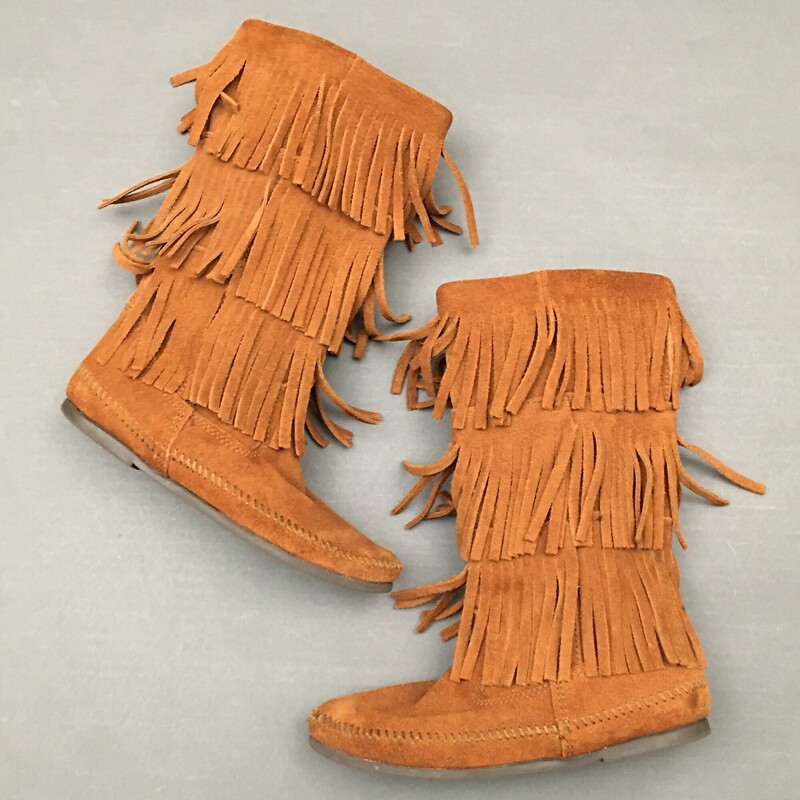 Minnetonka Mocasins, Rust, Size: 8<br />
Super cool very nice nice condition fringe Mocasin boots. Very clean, all stiching intact. Think rubber soles show very gentle wear. The three layers of suede fringe wrap all the way around, swaying with your every step for a little flirty fun. These suede leather boots meet you mid-calf. Slip them on for dancing, concerts or a quick and easy fashion statement.<br />
1 lb 7.7 oz