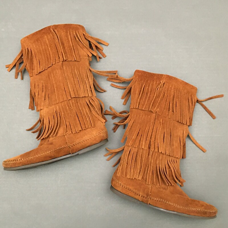Minnetonka Mocasins, Rust, Size: 8
Super cool very nice nice condition fringe Mocasin boots. Very clean, all stiching intact. Think rubber soles show very gentle wear. The three layers of suede fringe wrap all the way around, swaying with your every step for a little flirty fun. These suede leather boots meet you mid-calf. Slip them on for dancing, concerts or a quick and easy fashion statement.
1 lb 7.7 oz