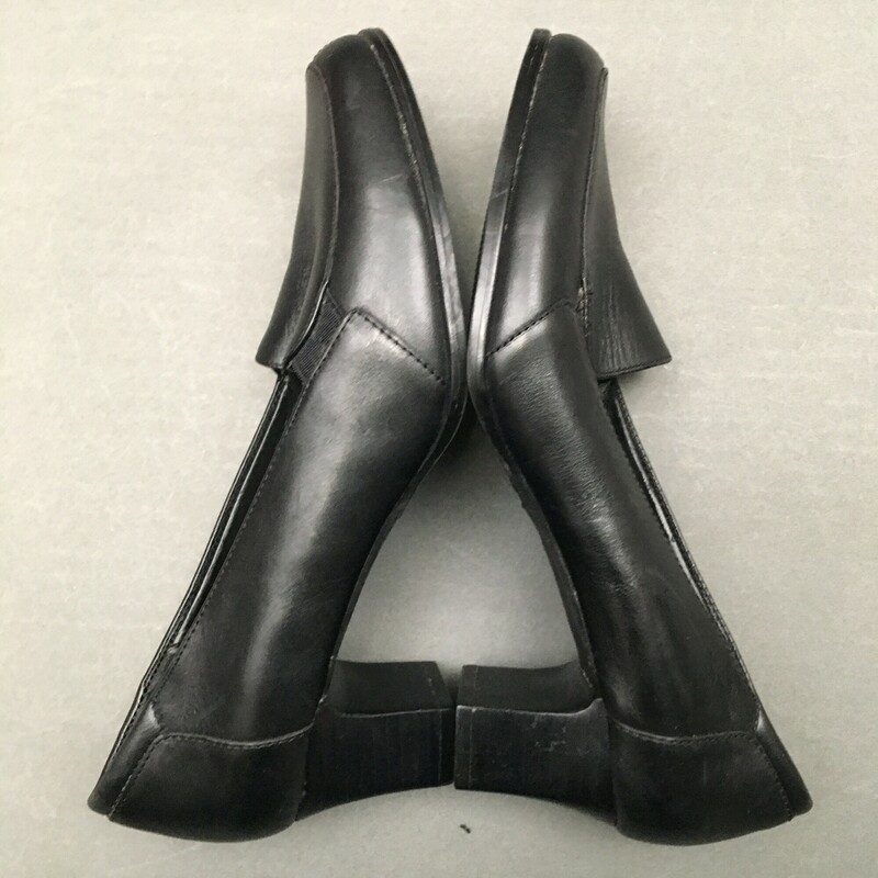 St. Johns Bay Pumps, Black, Size: 7 Womens<br />
 Black Leather Slip On Loafer Pumps with 2\" block heel.  Preowned Women's size 7 M. Shoes show minimal wear, nice condition.<br />
<br />
15.7 oz