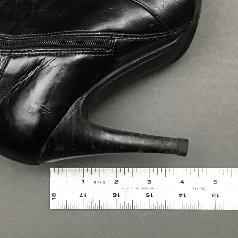 Mark Fisher, Black, Size: 6
Black Patent Gilmore Heeled Boots
Black Vegan Patent leather boots by Marc Fisher. Side buckle embellishment. Inner half zipper closure
Hits just below the knee. 4\" heel. 19\" from ball of foot to top of boot.
Please see all photos. These heels have a dent in the right heel. Sold as is.
1 lb 3.9 oz