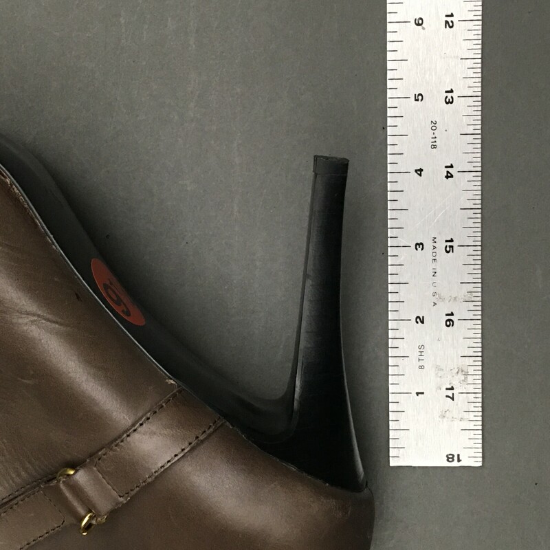 LRL Laurie, Taupe, Size: 9.5<br />
Lauren Ralph Lauren Laurie Taupe Brown Leather Ankle Boots.<br />
Chic booties missing gold color chain, strap accents.<br />
Zipper closure and stiletto heels.<br />
1 lb 8.3 oz