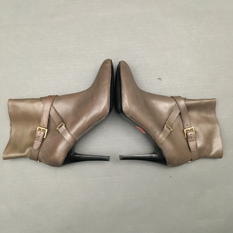 LRL Laurie, Taupe, Size: 9.5<br />
Lauren Ralph Lauren Laurie Taupe Brown Leather Ankle Boots.<br />
Chic booties missing gold color chain, strap accents.<br />
Zipper closure and stiletto heels.<br />
1 lb 8.3 oz