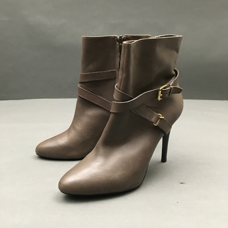 LRL Laurie, Taupe, Size: 9.5
Lauren Ralph Lauren Laurie Taupe Brown Leather Ankle Boots.
Chic booties missing gold color chain, strap accents.
Zipper closure and stiletto heels.
1 lb 8.3 oz